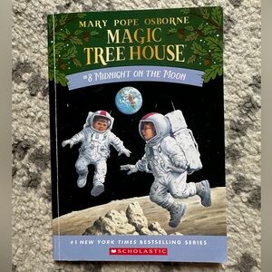 Magic treehouse #8 Midnight in the Moon by Mary Pope Osborne